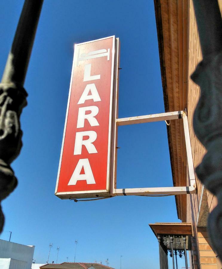 Pension Larra Mairena De Alcor Exteriör bild